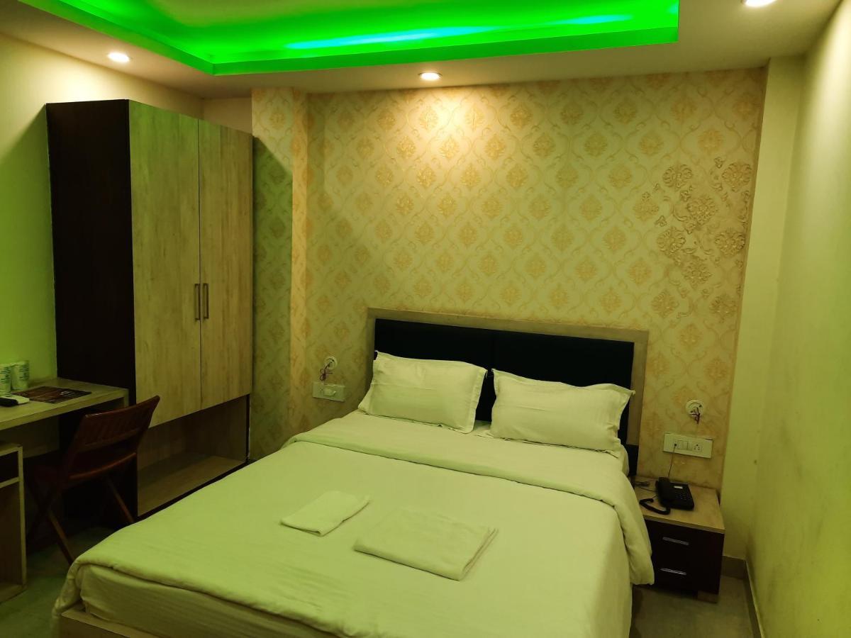 Hotel Delight Deluxe Pipra Dewās Exterior foto